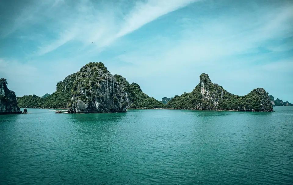 Bai Tu Long Bay tour, limestone cliffs