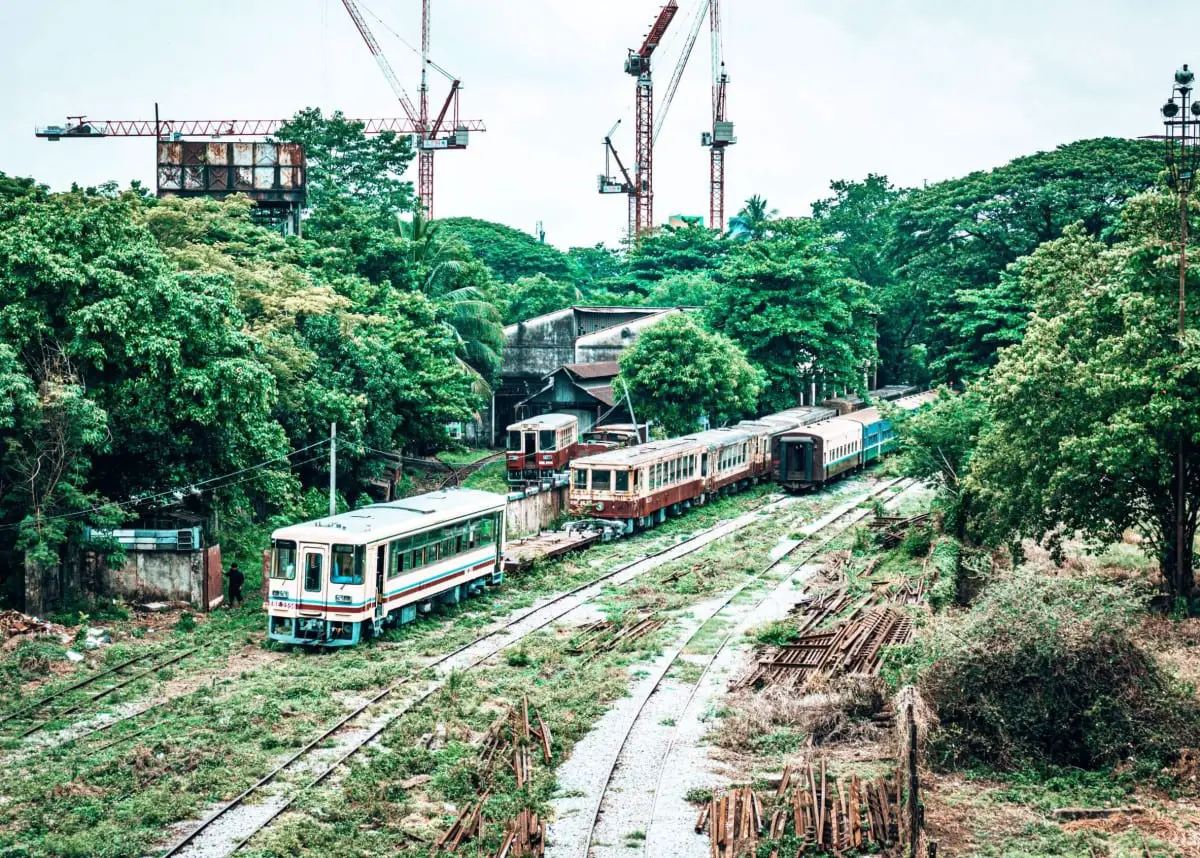 Street art Yangon - abandoned trains