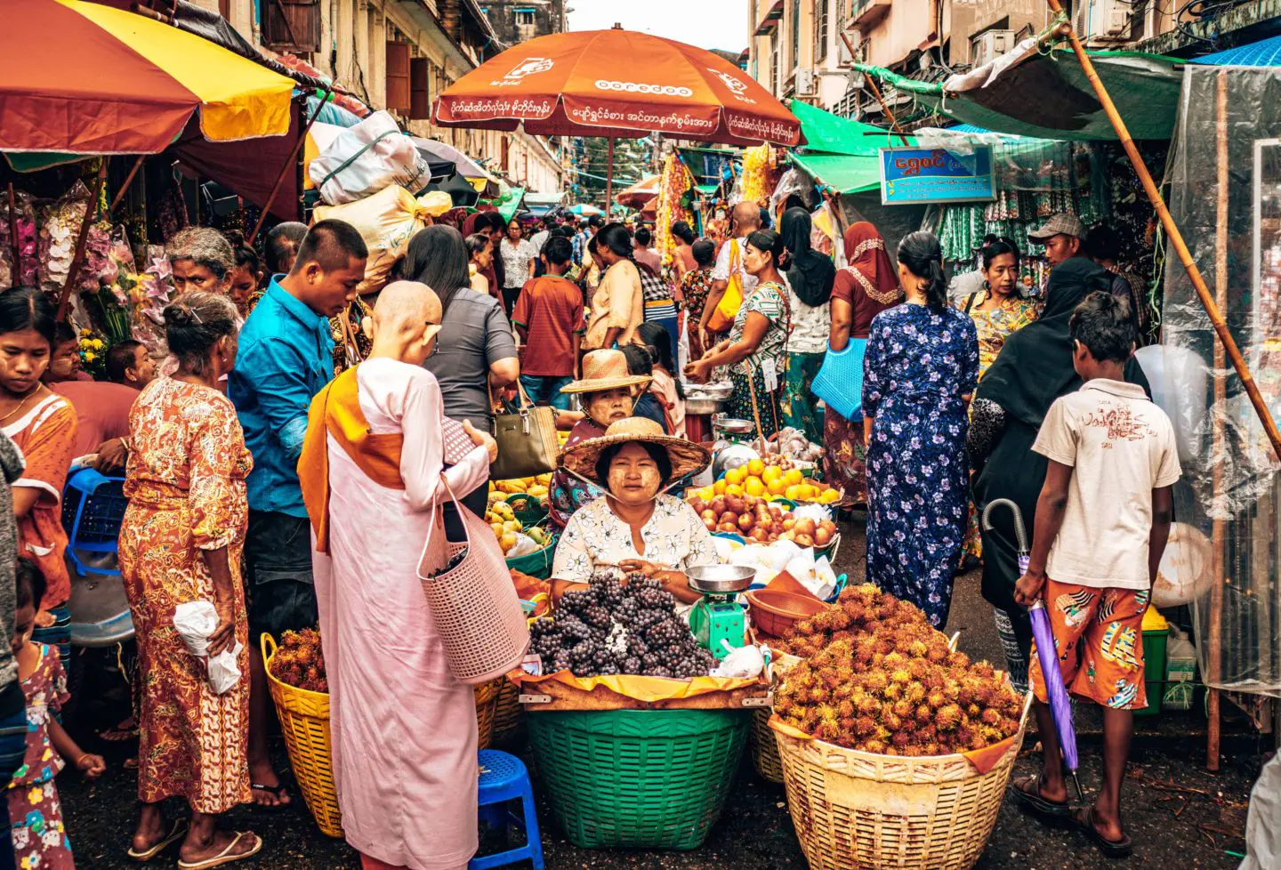 Yangon itinerary - 3 days in Yangon - street vendors
