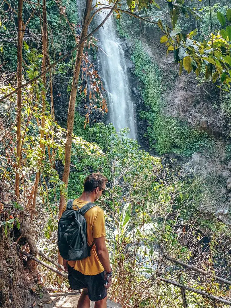 Hiking down to the Melanting Munduk Waterfall